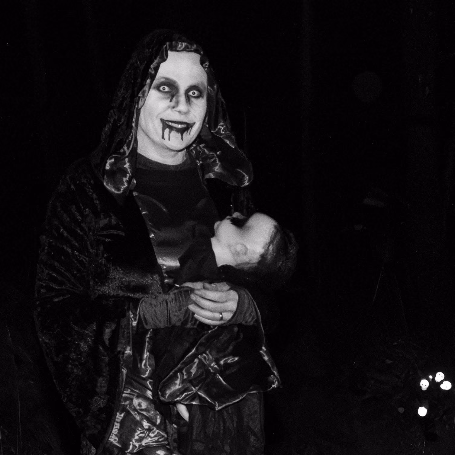 Scare actor in een scene tijdens de spooktocht