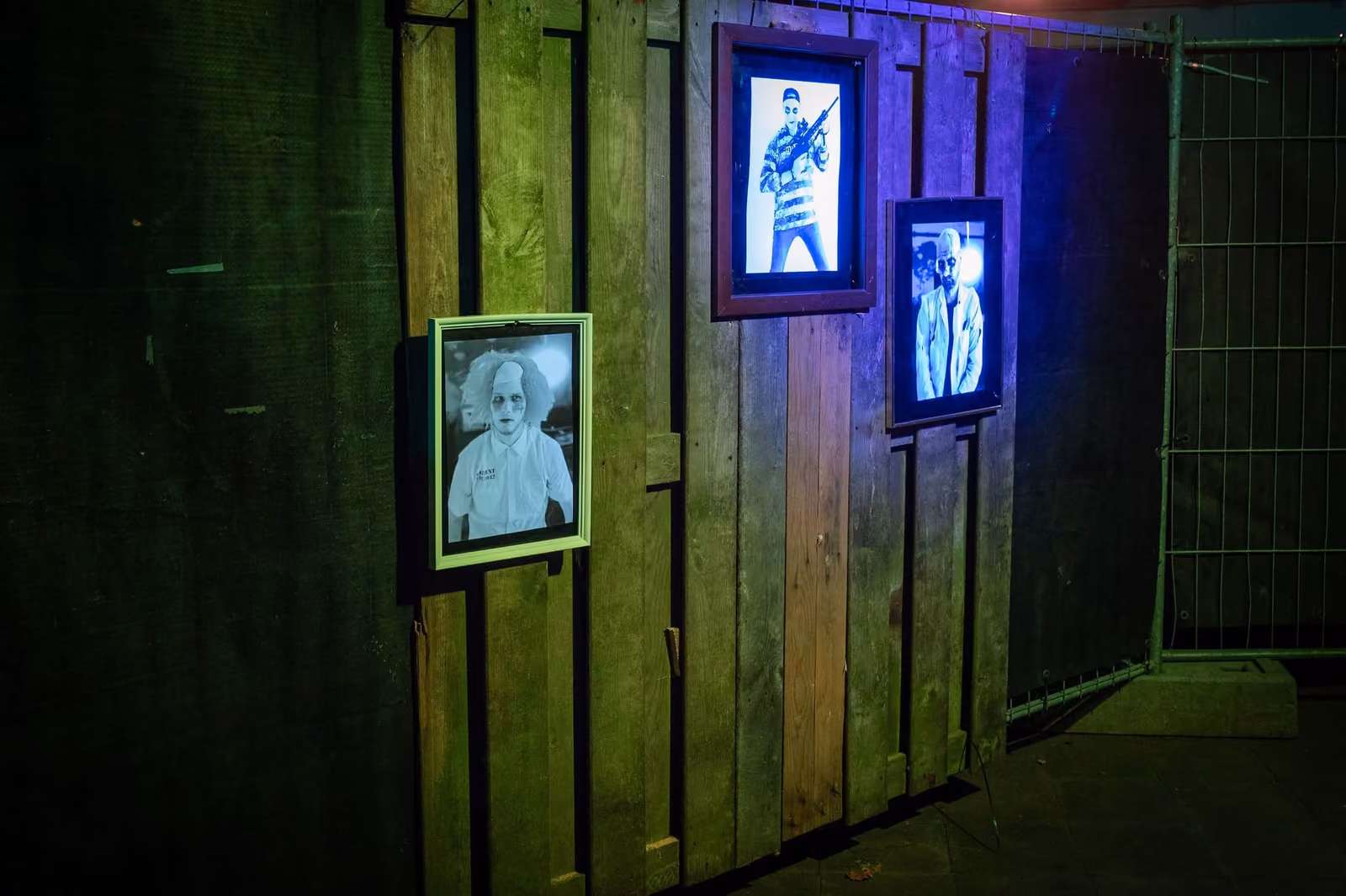 Zelfgebouwde gang met portretten in het decor van de horrortocht