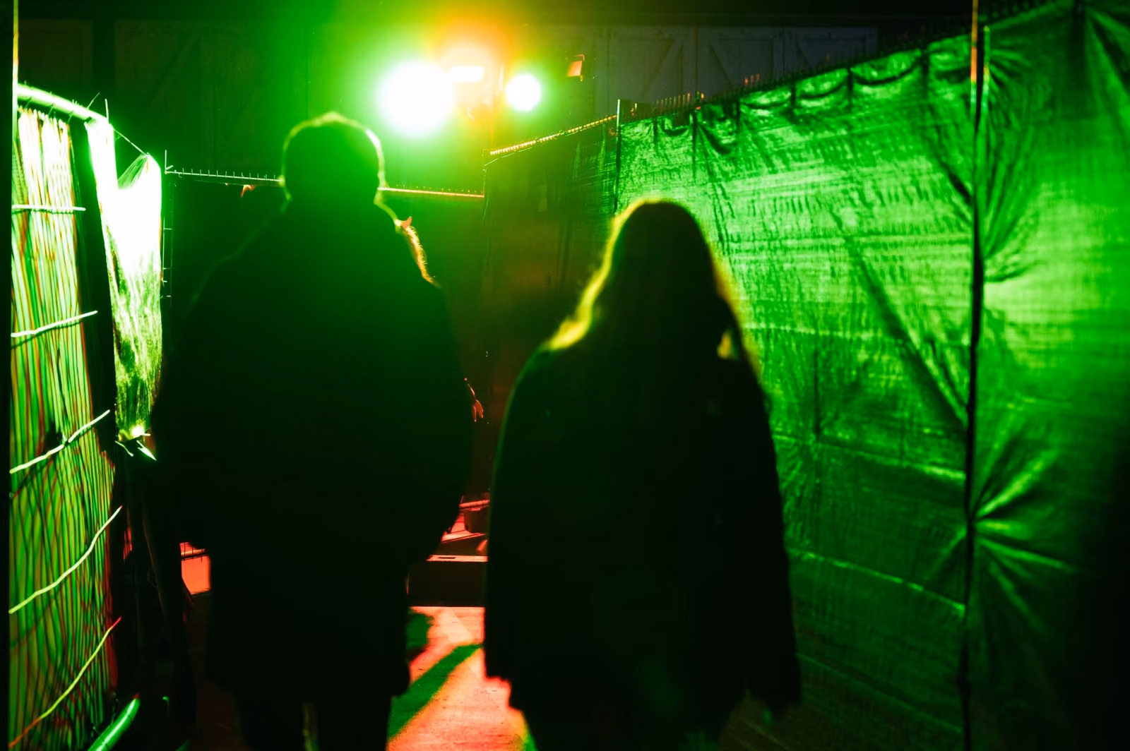 Groen uitgelichte gang in het decor van de horrortocht