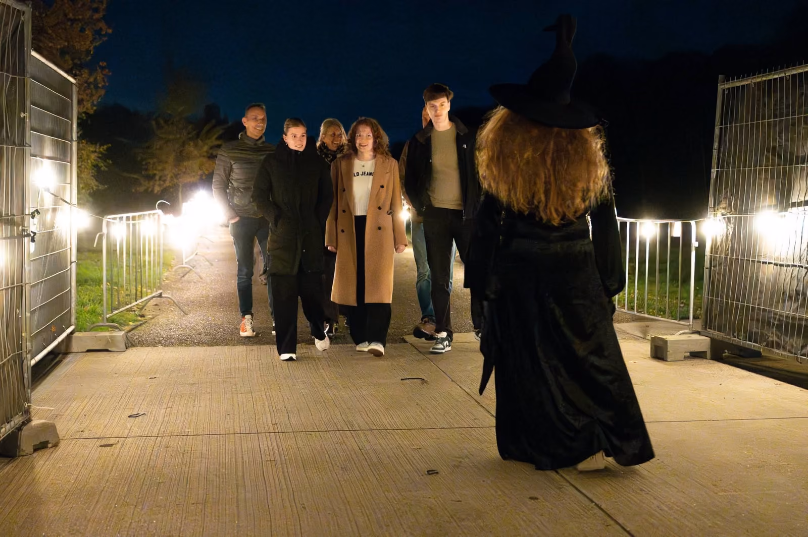 Bezoekers lopen samen de route van de horrortocht in