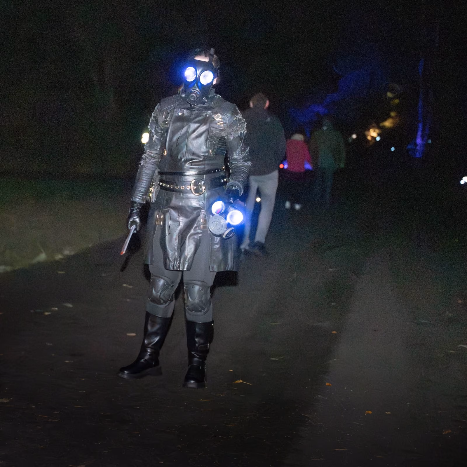 Verlichte route door het donker tijdens de spooktocht in Enschede
