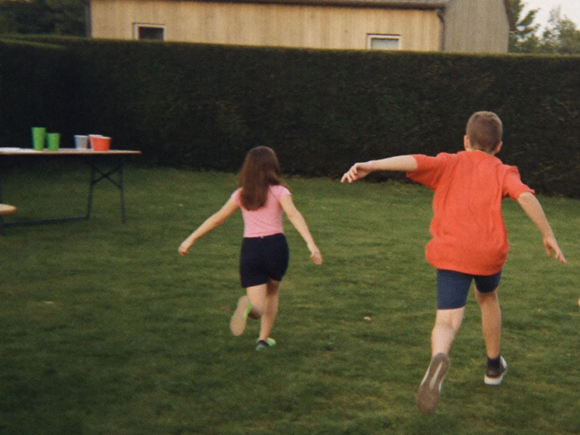 Kinderen rennen over het gras tijdens een kinderfeestje