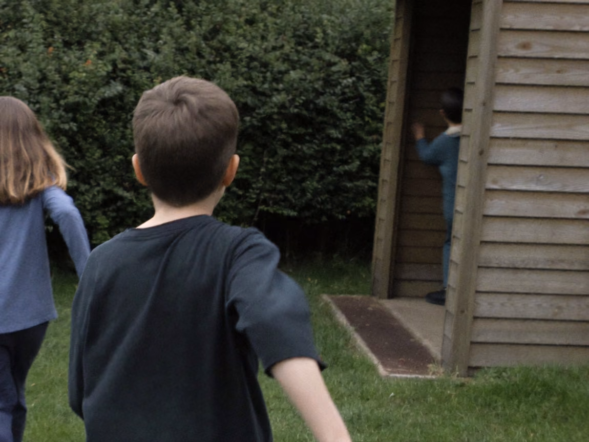 Kinderen rennen tijdens een speurtocht door de tuin