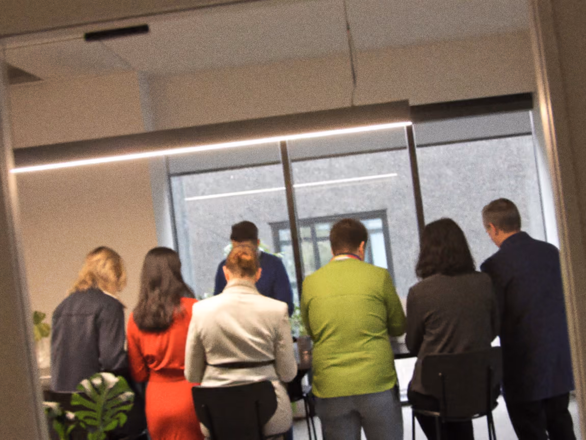 Klein team tijdens een gezamenlijke activiteit