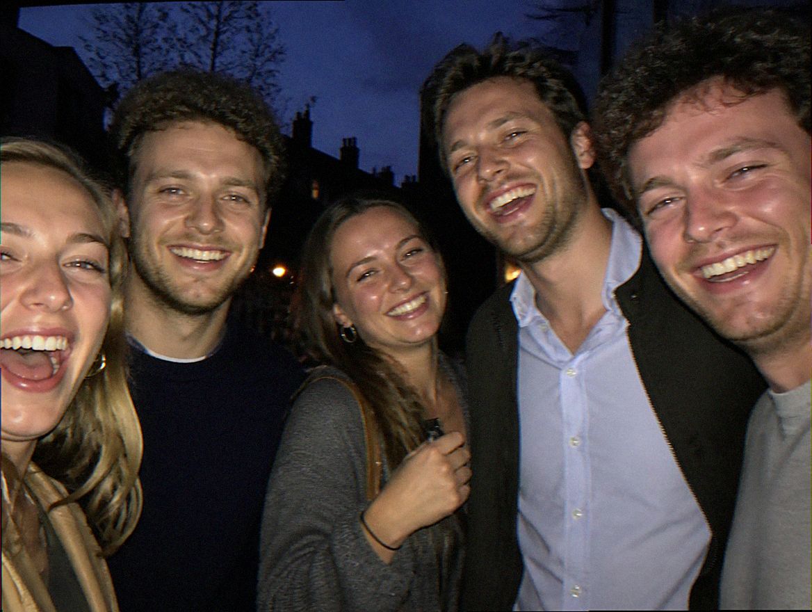 Groep vrienden die samen een avond beleven