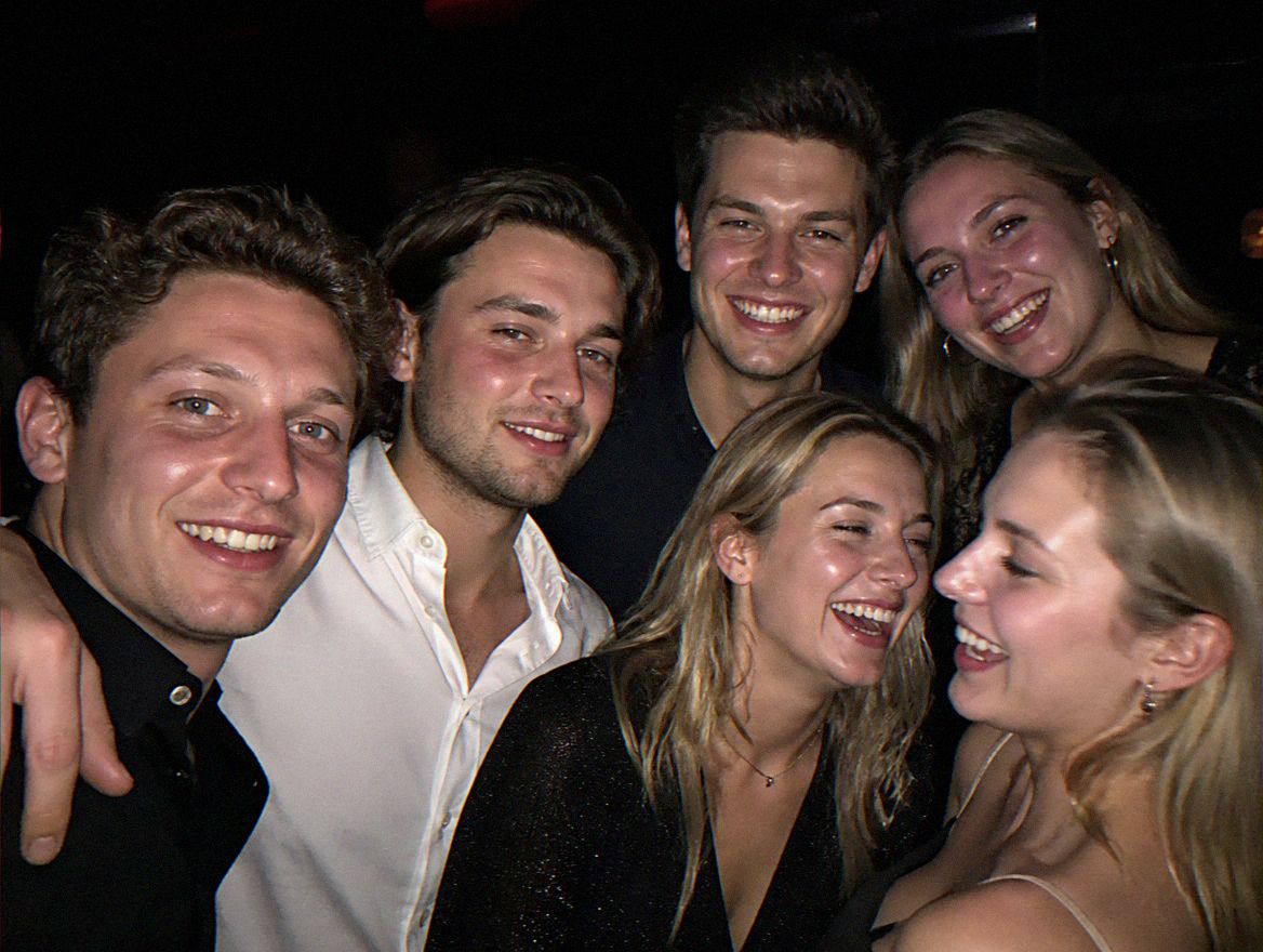 Groep vrienden tijdens een avond uit
